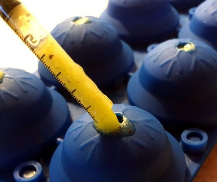 1. Этап. Сферические смузи-снежки из киви: 5. Затем закрываем форму второй половиной. Обратите внимание, что формы соединяются только в одном положении, несмотря на их схожесть и легкость использования в обоих направлениях. Ориентируйтесь по не закругленному одному углу форм. 6. С помощью кондитерского шприца или обычным шприцем (естественно без иглы) доливаем во вторую половину смузи каждой ячейки. У меня был шприц на 1 мл с отрезанным кончиком.