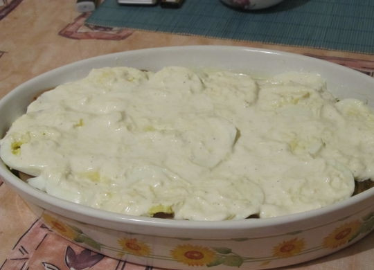 1. Этап. Рыба по-монастырски: Последний слой - сметана, смешанная с тертым сыром. После этого можно отправить форму в духовку, разогретую до 180С на полчаса примерно.