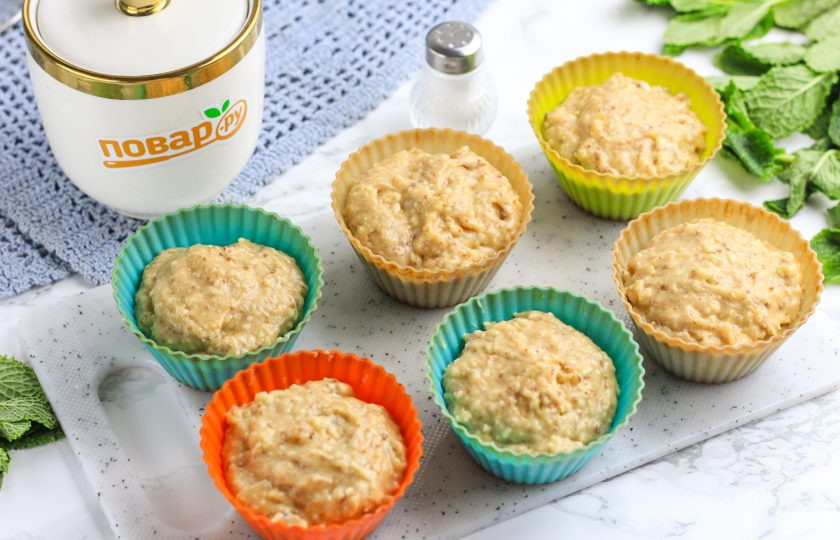 1. Этап. Творожные кексы с шоколадной крошкой: Выложите тесто в формочки для кексов и отправьте в разогретую до 180 градусов духовку.