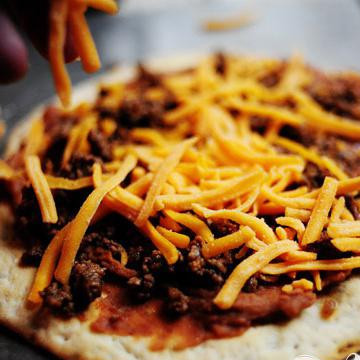 1. Этап. Мексиканская пицца: Сверху посыпьте тертым сыром Чеддер.