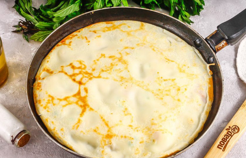 1. Этап. Мексиканские блины: Затем аккуратно широкой силиконовой лопаткой переверните на другую сторону. Лучше готовить блины небольшого диаметра, чтобы они не порвались при переворачивании. Важно, чтобы сковорода была с антипригарным покрытием, иначе кусочки томатов останутся на дне. Обжарьте примерно 1-2 минуты.