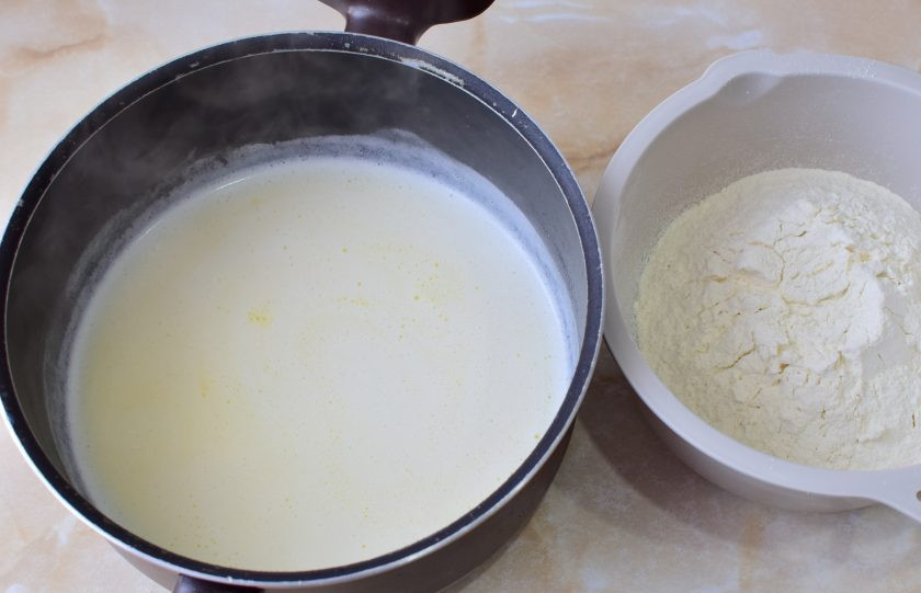 1. Этап. Французские эклеры: В кипящую жидкость всыпьте сразу всю муку и быстро её перемешайте.