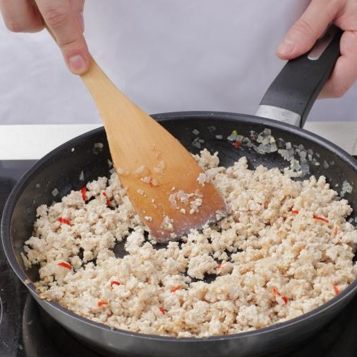 1. Этап. Кесадилья с курицей: Лук и перец чили очистить и мелко нарезать (перец нужно очистить от семян и мембран, иначе получится безумно остро), обжарить в растительном масле 3-4 минуты. Затем добавить фарш и, помешивая, жарить 10 минут на среднем огне. Снять с огня.