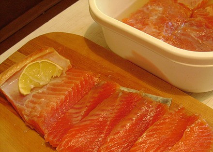 1. Этап. Быстрая засолка форели в домашних условиях: 2. Для начала каждый кусочек щедро поливаем соком лимона. Выкладываем их затем в судок слоями, перекладывая то тут, то там лавровыми листиками, перцем и колечками лука.