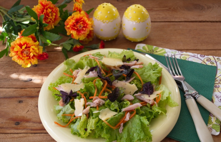 1. Этап. Салат с копченой курицей и корейской морковкой: Базилик, свежую зелень нарезать мелко. Выложить на салат. Смешайте масло, соль, перец и сахар. Взбейте. Полученной заправкой заправьте салат. Подайте к столу. Приятного аппетита.