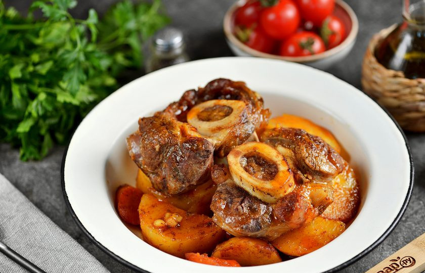 1. Этап. Телячья ножка с овощами в духовке: Разложите готовое блюдо по порциям или подавайте в одной большой тарелке. Приятного аппетита!