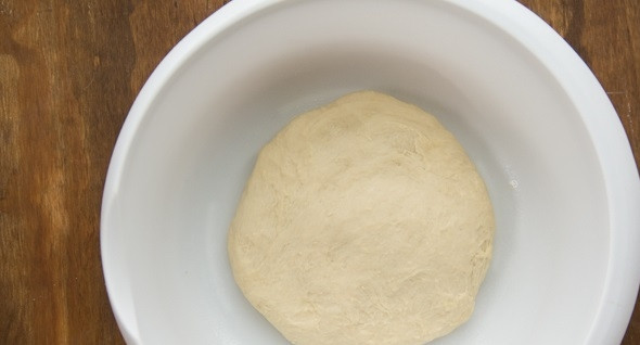 1. Этап. Хлебная косичка с маком: 4. В отдельной миске смешайте яйца и влейте их к муке и дрожжам. Аккуратно вмешайте муку в воронку и замесите мягкое, но упругое тесто.