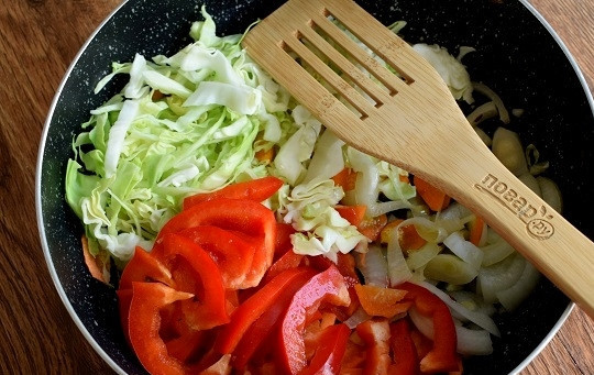 1. Этап. Овощное рагу в лаваше: Капусту нашинкуйте, у перца удалите плодоножку и семена, нарежьте соломкой. Кабачок, капусту и перец обжарьте в течение 2-3 минут. Выложите в форму для запекания.