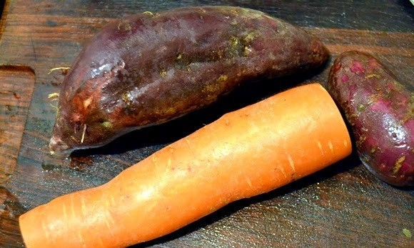 1. Этап. Рагу из говядины в тыкве по-аргентински: Картофель, батат и морковь чистим и тоже нарезаем небольшими кусочками.