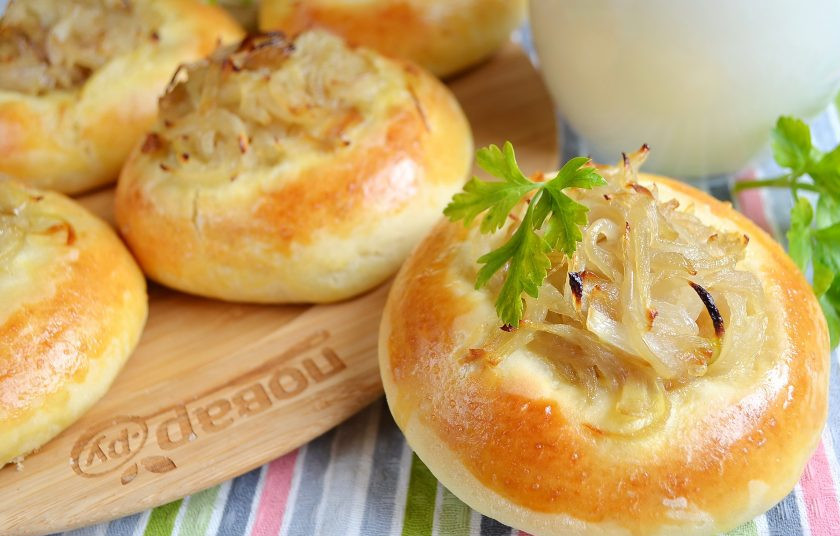 1. Этап. Дрожжевые лепешки с луком: 10. Остудите немного и пробуйте!