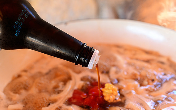 1. Этап. Английские фрикадельки: Влейте соус.