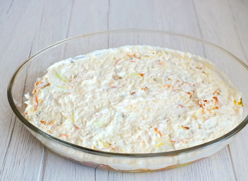 1. Этап. Горбуша с кабачком в духовке: Сырно-сметанной массой покройте содержимое в форме. Разровняйте. Поставьте в разогретую до 200 градусов духовку на 20-25 минут.