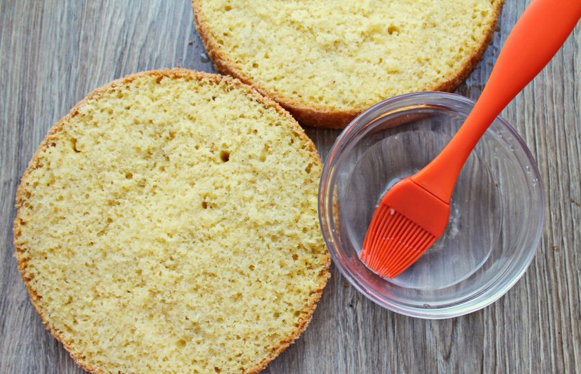 1. Этап. Торт Чародейка в мультиварке: Для пропитки смешайте теплую кипяченую воду с сахаром и перемешайте до растворения. Пропитайте оба коржа.