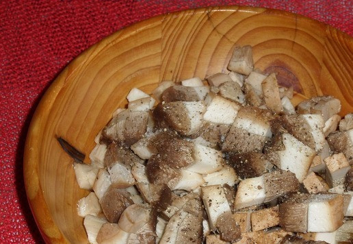 1. Этап. Шаурма с грибами и сыром: Нарезанные грибы выкладываем в чашку. Добавляем по вкусу соль и свежемолотый перец. Перемешиваем и оставляем на 5 минут.