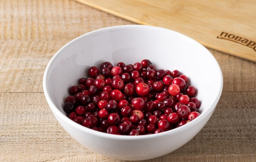 1. Этап. Соус из клюквы на зиму: Клюкву помойте, дайте стечь лишней жидкости и затем переберите от испорченных ягод, веточек и листиков.