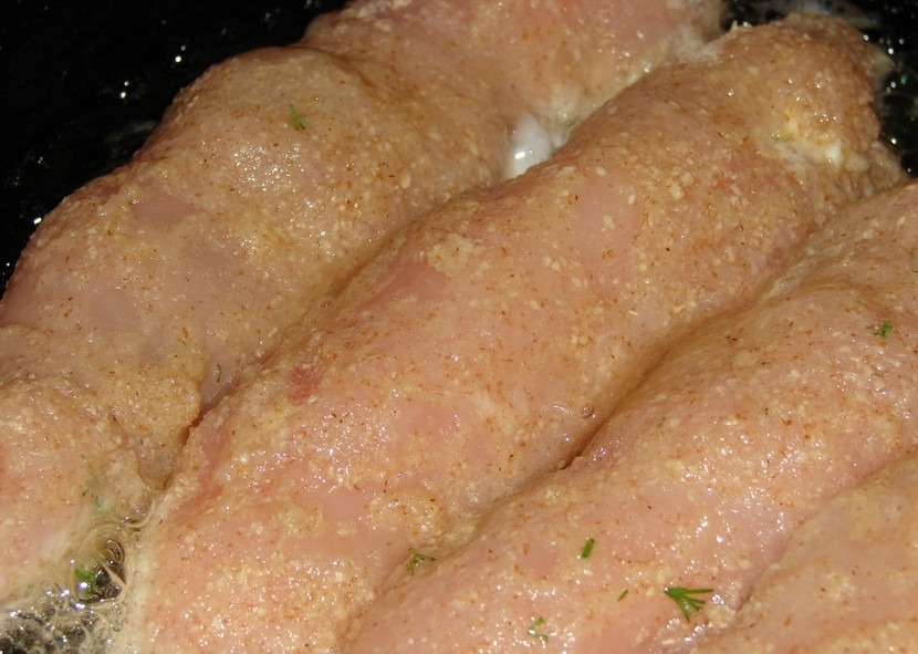 1. Этап. Куриное филе со сладким перцем: Жарить в разогретом масле до золотистого цвета, а затем доготовить в духовке при 180 градусах еще минут 15.