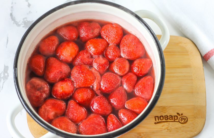 1. Этап. Клубничное конфи для торта: Доведите содержимое емкости до кипения и отварите примерно 1-2 минуты, выключите нагрев.