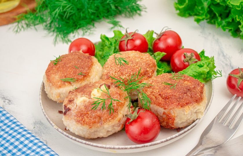 1. Этап. Куриные котлеты с сыром в мультиварке: Достаньте готовые котлеты, переложите на бумажное полотенце для удаления лишнего жира. Затем переложите на блюдо и подавайте с чем любите.