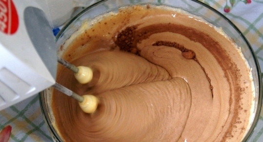 1. Этап. Бисквитный рулет с вишней: Для бисквита вам необходимо отделить белки от желтков, вторые перетереть с сахарным песком, а первые — взбить миксером в пышные пики. Аккуратно соедините обе массы. Добавьте какао и просеянную муку, вымешайте тесто.