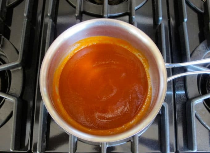 1. Этап. Курица в панировке с соусом: 5. В это же время приготовьте соус. В сотейнике соедините соль, соус и мёд. Нагрейте смесь, помешивая, до получения единой консистенции.