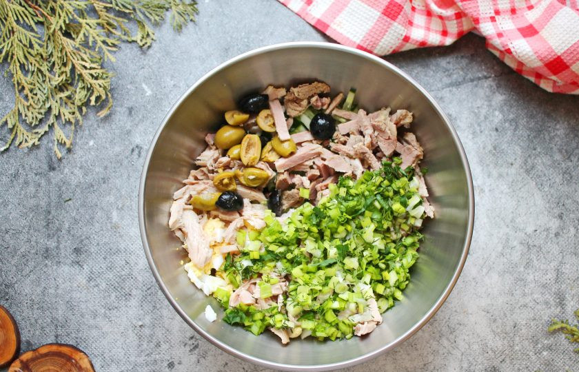 1. Этап. Салат Мясное ассорти: Маслины и оливки разрежьте пополам, зелень и лук порежьте, добавьте в салат.