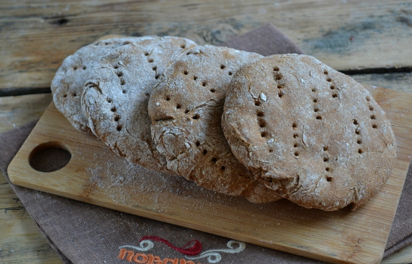 1. Этап. Ржаные лепёшки без дрожжей: Запекайте 20-25 минут. Готовым лепешкам дайте полностью остыть, а затем подавайте.