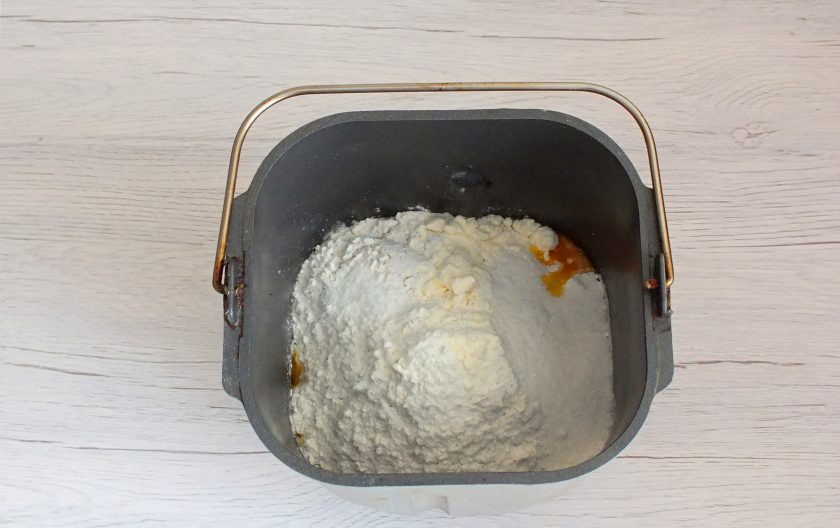 1. Этап. Морковный хлеб в хлебопечке: Добавьте 450 грамм муки, сухое молоко, 0,5 ст.л. сахара, соль. Включите программу хлеб 