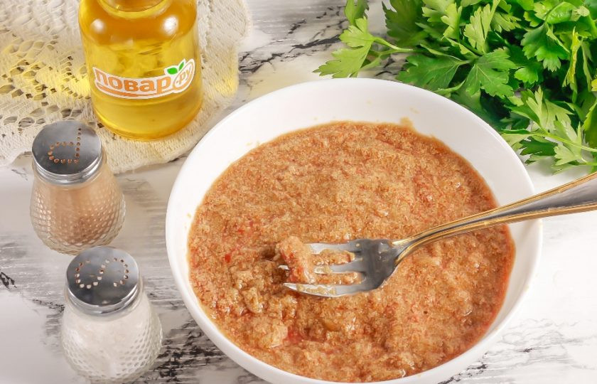 1. Этап. Солёная икра карпа: С помощью вилки слегка взбейте икру, чтобы все пленки намотались на вилку. Таким образом вы придадите продукту однородность.