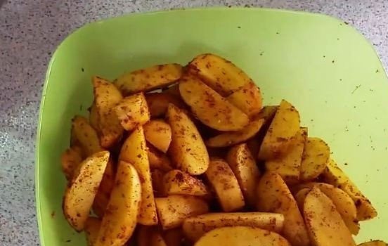 1. Этап. Печеная картошка: Положите картошку в миску, посыпьте специями и солью. Можно использовать уже готовые приправы для картофеля, которые продаются в магазине. Добавьте к клубням растительное масло и хорошенько все перемешайте.