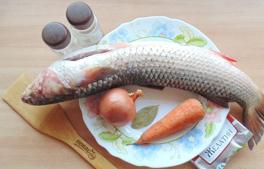 1. Этап. Заливное из пеленгаса: Подготовьте ингредиенты для приготовления заливного пеленгаса.