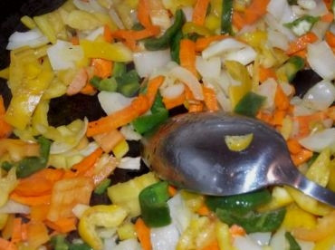 1. Этап. Суп из консервированной кукурузы: Разогреваем сковороду с маслом, в первую очередь обжариваем лук и корень сельдерея, затем добавим морковь и перец. Немного посолим и обжариваем минут 7-8 на небольшом огне.