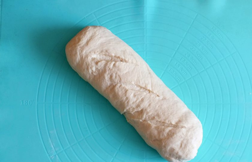 1. Этап. Хлеб в рукаве: Шов хорошо скрепите. Переверните. На поверхности сделайте неглубокие надрезы.