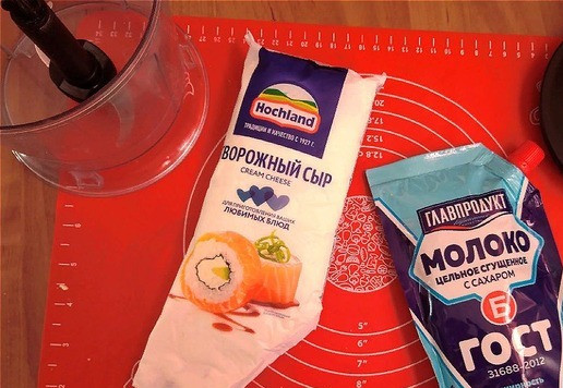 1. Этап. Пирожное Ноябрь: Сделаем крем. В блендере соединим творожный крем-чиз в кондитерском мешке ТМ HOCHLAND и сгущённое молоко. Молоко сразу всё не добавляйте. Пробуйте, если вам показалось не сладко, то добавьте ещё сгущёнки.