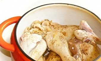 1. Этап. Тушеная курица в кастрюле: 2. Нарезанную и обсушенную курицу обжарьте на большом огне до образования золотистой корочки. Накрывать крышкой кастрюлю не нужно, иначе курица пустит сок и корочка не получится.