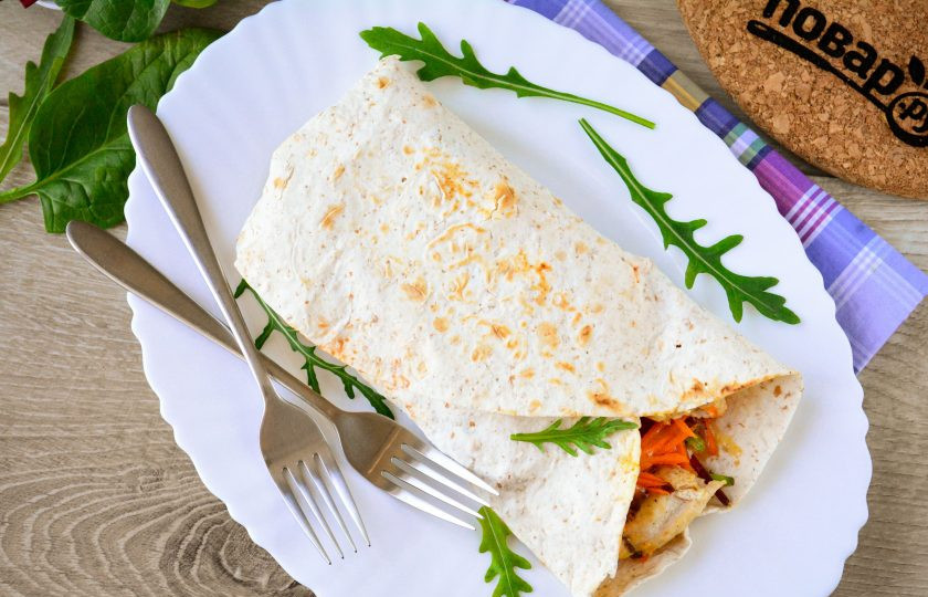 1. Этап. Шаурма в лепешке по-домашнему: Готовую закуску сразу подавайте к столу. Это вкусно, сытно и сочно!