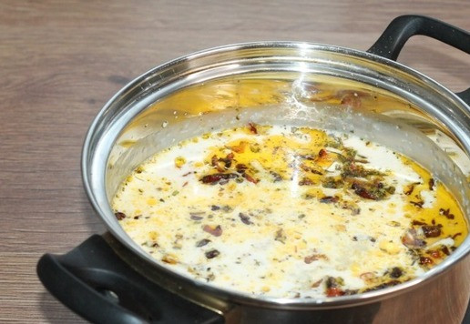 1. Этап. Крем-суп из поленты с сухариками: 7. Добавляем сливки, зажарку, приправу (паприку, куркуму и сухие травы), солим и перчим.