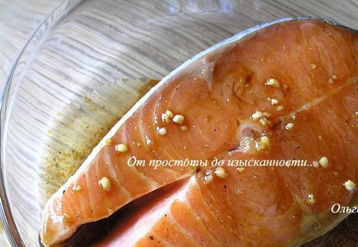 1. Этап. Салат с лососем, морковью и авокадо: В половине приготовленной смеси замаринуйте лосося на 20 минут.