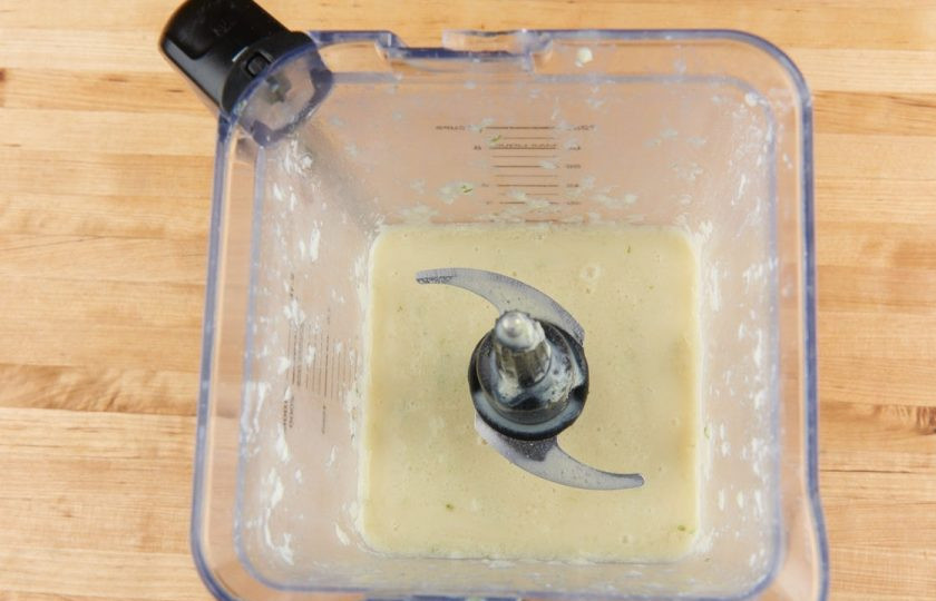 1. Этап. Смузи Маргарита: 3. Потом сок лайма, цедру, нектар, ананас, молоко и йогурт измельчите в блендере. Затем добавьте лёд и измельчите ещё раз.