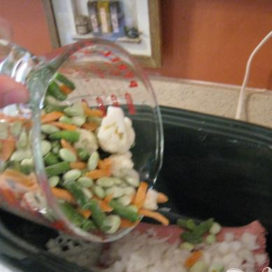 1. Этап. Пюре из индейки: Затем овощи.