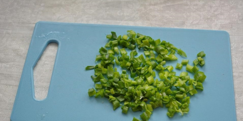 1. Этап. Салат Марсель: 3. Зеленый лук вымыть, просушить и мелко нарезать.
