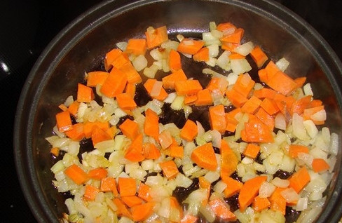 1. Этап. Уха со сливками: 6. Через пару минут добавьте к луку. На среднем огне жарьте, помешивая, до румяности.