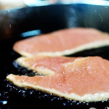 1. Этап. Панини с курицей и беконом: 2. Обжарить куриное филе в сливочном масле до готовности, в течение 10-12 минут. Нарезать на полоски и отложить в сторону.