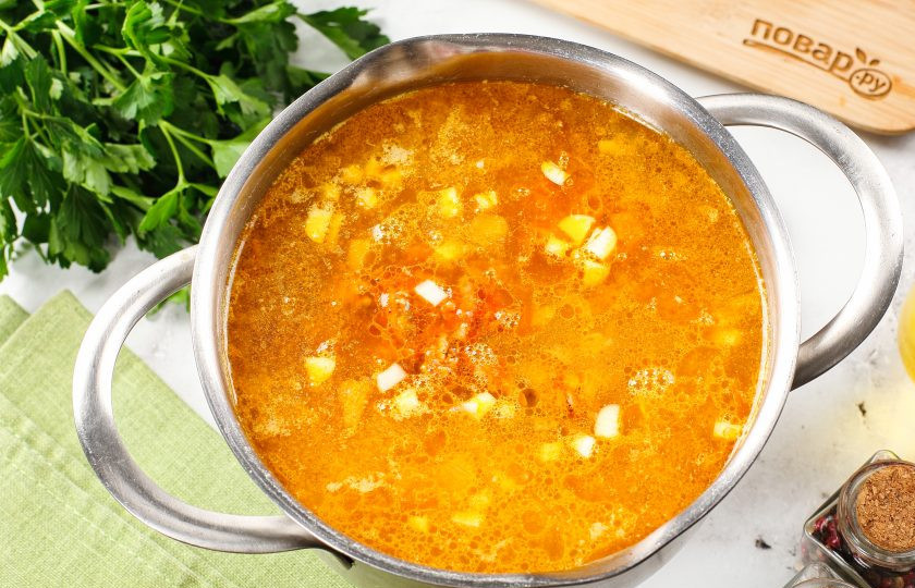 1. Этап. Суп с килькой в томате с вермишелью: В конце добавьте кильку в томате и измельчённый чеснок. Отрегулируйте на соль, проварите пару минут и снимите с плиты.