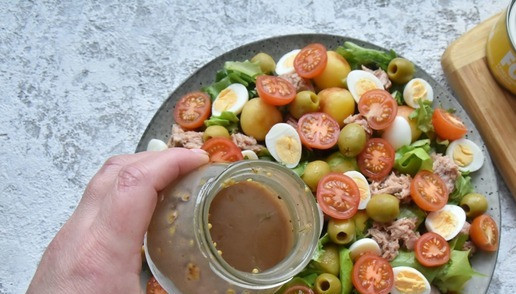 1. Этап. По мотивам салата Нисуаз: Баночку закрываю крышкой и интенсивно встряхиваю до образования суспензии. Салат заправляю соусом непосредственно перед подачей. Можно поставить соусник на праздничном столе рядом с салатом.