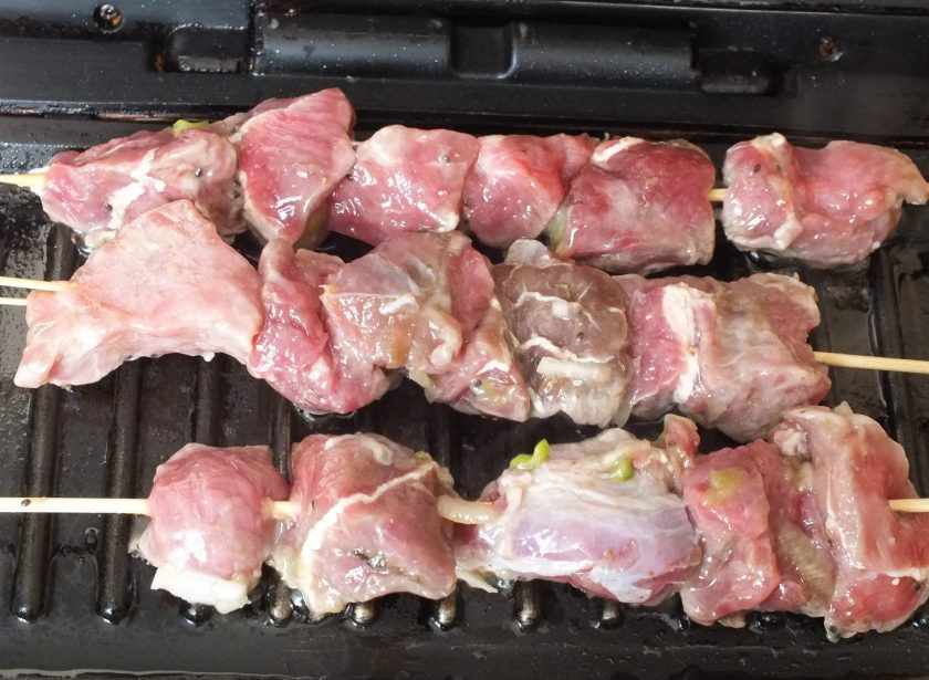 1. Этап. Шашлык на электрогриле: Положите мясо на разогретый гриль и обжаривайте. Через 7-10 мин переверните. Дожаривайте в пределах 5-7 минут.