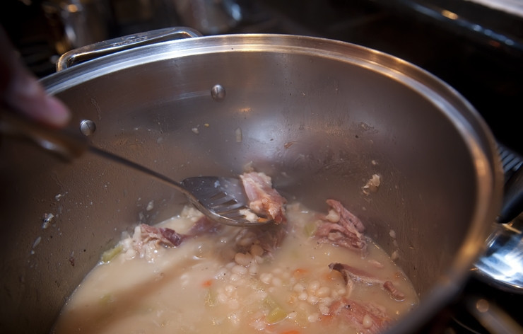 1. Этап. Фасолевый суп с мясом: Вытащите кость и отделите ее от мяса.