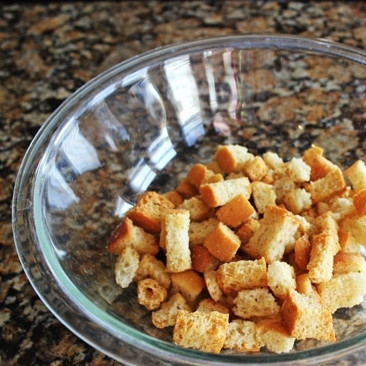 1. Этап. Фаршированная корейка: 1. В миску средней величины выложите крутоны. Если готовых нет, то придется гренки приготовить.