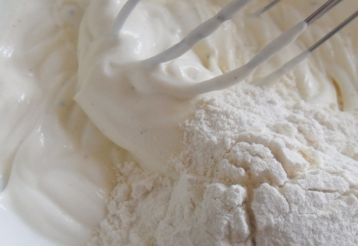 1. Этап. Маковый пирог: Приготовим заливку. Сметану взбиваем с йогуртом и мукой.