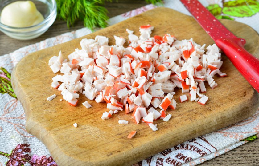 1. Этап. Гренки с крабовыми палочками: Нарежьте крабовые палочки мелкими кубиками.