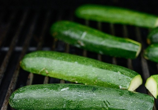 1. Этап. Цукини на гриле с чесноком и сыром: 4. Выложите цукини на гриль.
